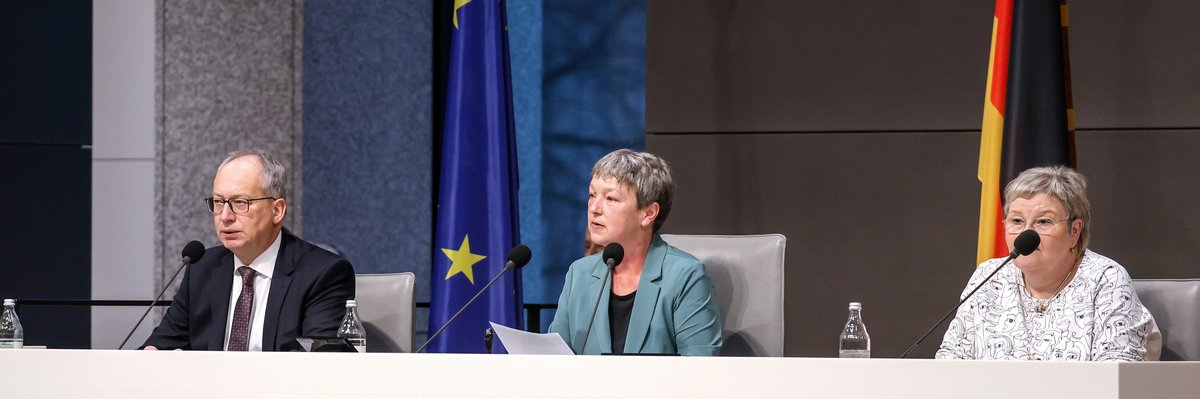 Bild: © Focke Strangmann Präsidium im Plenarsaal