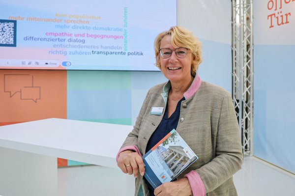 Bild: © Focke Strangmann Landtagsvizepräsidentin Barbara Otte-Kinast am Stehtisch vor dem Ideenboard
