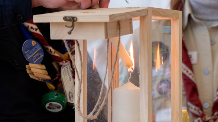 Ein Friedeslicht wird angezündet.