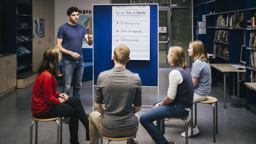 Schüler und Schülerinnen vor einem Flipchart.