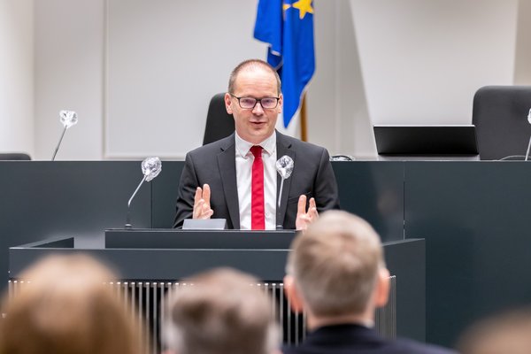 Bild: © Niedersächsischer Landtag Kultusminister Granz Hendrik Ronne