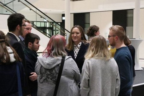 Neujahrsempfang im Rahmen der Veranstaltungsreihe „Offenes Plenum“: JUGEND ENGAGIERT SICH - hier: Landtagspräsidentin Dr. Gabriele Andretta im Gespräch mit jungen Engagierten