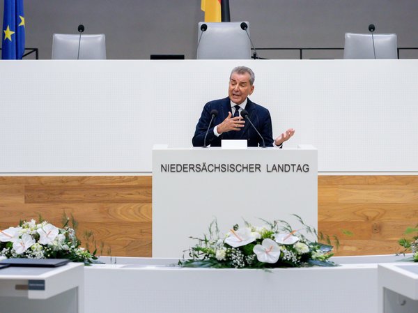 Prof. Dr. Dr. Michel Friedman am Rednerpult im Plenarsaal