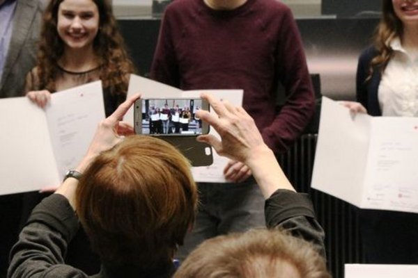 Gruppenfoto mit Handy während der Veranstaltung "Jugend debattiert" am 19. März 2019 im Niedersächsischen Landtag