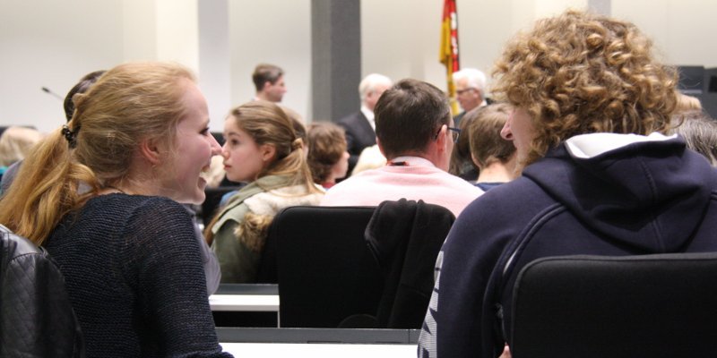 Bild: © Nds. Landtag Schülerinnen und Schüler im Plenarsaal