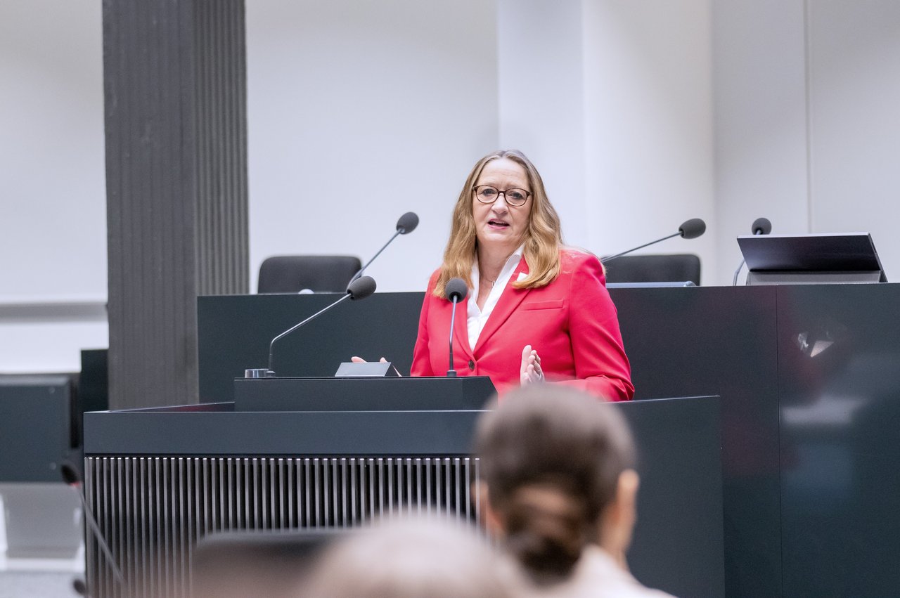 Landtagspräsidentin Dr. Gabriele Andretta am Redepult im Forum des Landtages.