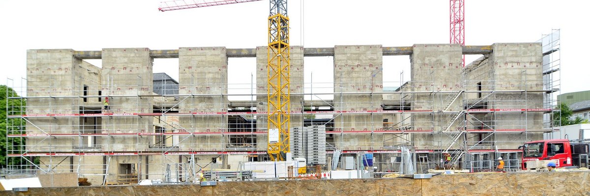 Bild: © Tom Figiel Aufbau des Gerüstes an den Betonwänden des alten Plenarsaales.