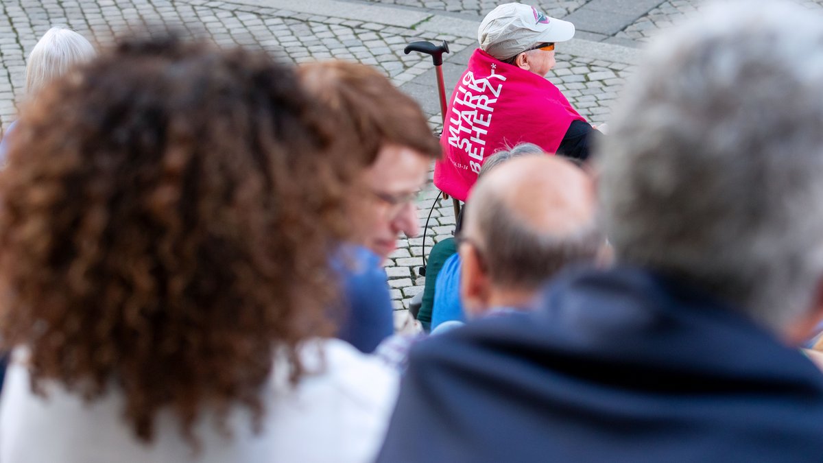 Eindrücke vom Abend der Begegnung zum Kirchentag, hier: Bühnenprogramm des Landtages.