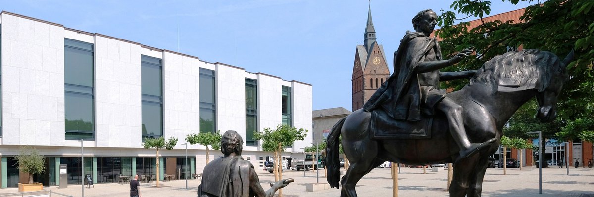  Bronzefiguren des Denkmals "Die Göttinger Sieben" vor dem Plenarsaalgebäude.