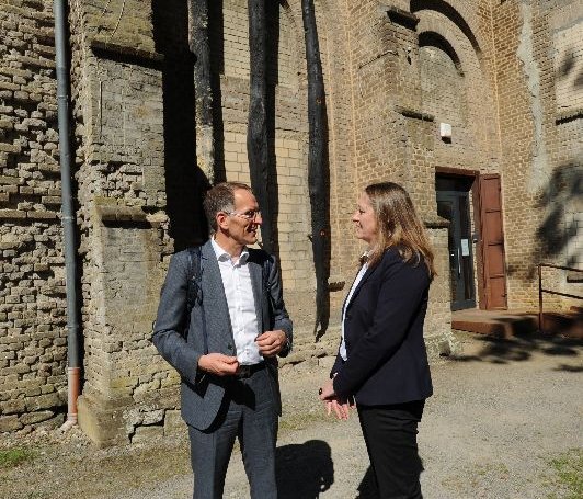 Dr. Gabriele Andretta und Dr. Michael Gander vor der Gedenkstätte Augustaschacht