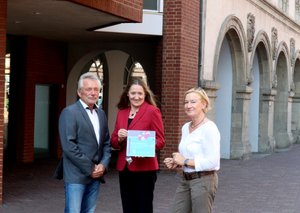 Bild: © Nds. Landtag Landtagspräsidentin Gabriele Andretta (Mitte), Sabine Schrader (Leiterin des Fluxx-Projektes) und Udo Winkelmann (Direktor beim Landtag) freuen sich über die Einrichtung der Projekt-Partnerschaft