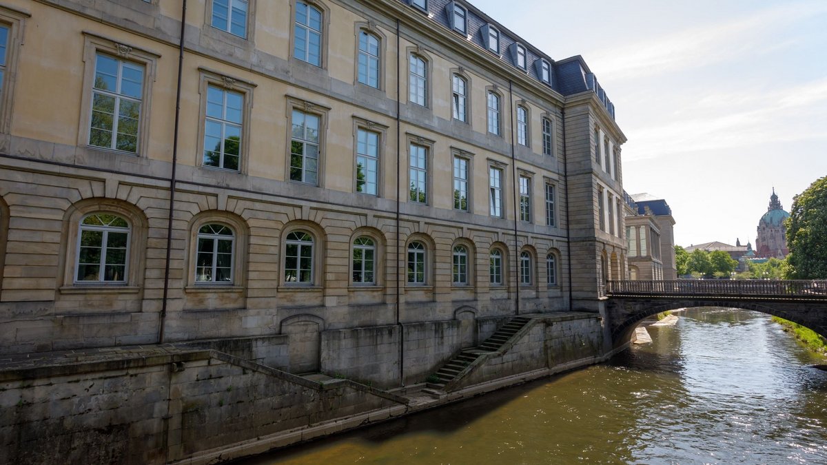 Klick auf das Bild öffnet eine vergrößerte Ansicht in einem Overlay. Zum Schließen des Overlays die ESC-Taste drücken. Niedersächsischer Landtag, Außenansicht; Leineschloss von der Leineseite aus gesehen; hier mit Schlossbrücke 