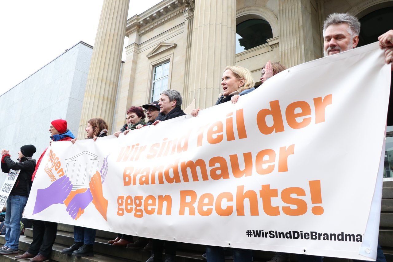 Plakat gegen Rechts vor dem Landtag.