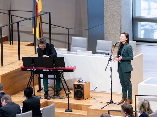 Musikalisch begleitet wurde die Gedenkstunde vom Duo Haqolot am Klavier und mit Gesang.