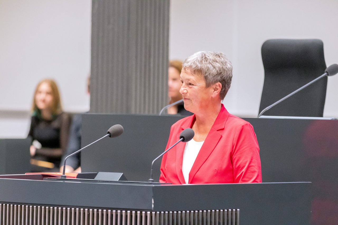 Landtagspräsidentin am Rednerpult