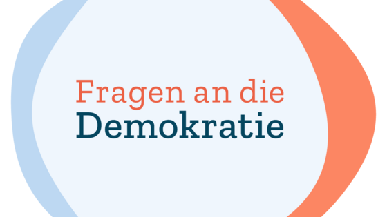 Schriftzug "Fragen an die Demokratie"