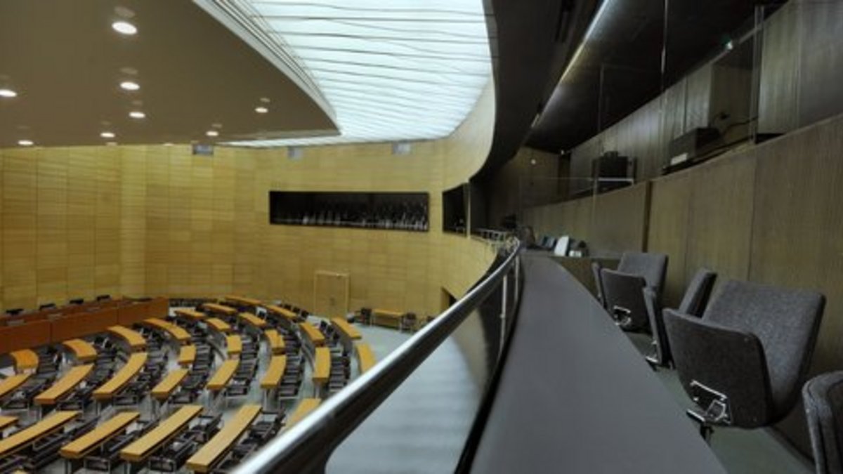 Klick auf das Bild öffnet eine vergrößerte Ansicht in einem Overlay. Zum Schließen des Overlays die ESC-Taste drücken. Blick auf Pressetribüne und Plenarsaal