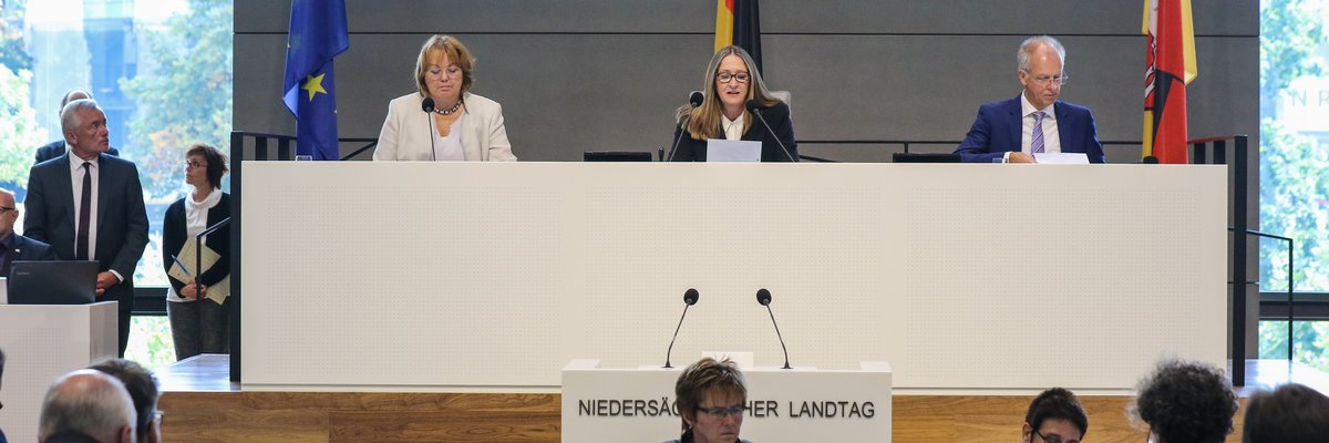 Image: © Focke Strangmann Landtagspräsidentin Andretta auf ihrem Platz mit weiterem Präsidium