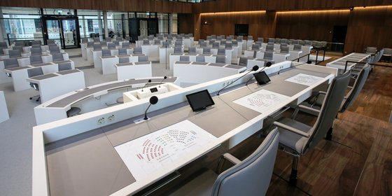 Sitze des Präsidiums ausgerichtet auf das Plenum
