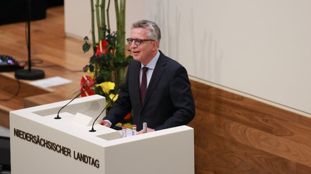 Bild: © Schriftzug im Gästebuch "Festakt 30 Jahre Deutsche Einheit im Niedersächsischen Landtag am 5. Oktober 2020" Prof. Dr. Thomas de Maizière hielt am Rednerpult des Plenums seine Festrede