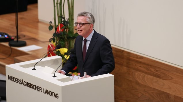 Prof. Dr. Thomas de Maizière hielt am Rednerpult des Plenums seine Festrede