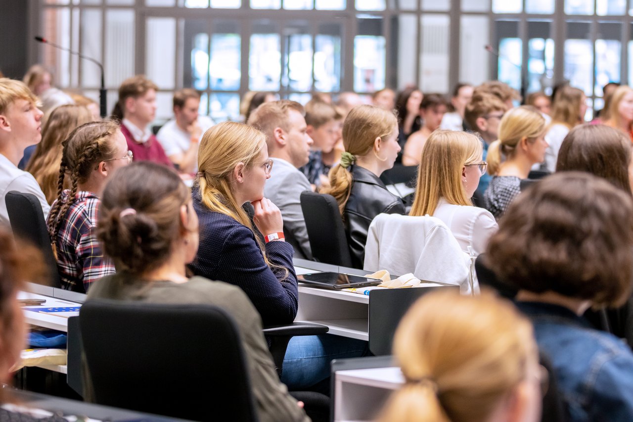 Bild: © Niedersächsischer Landtag Schülerinnen und Schüler im Forum des Landtages.