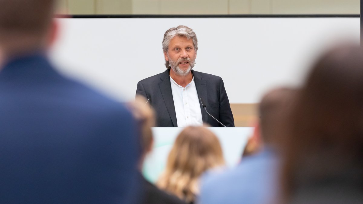 Dr. Marc Hudy, Präsident der HAWK, am Redepult in der Portikushalle