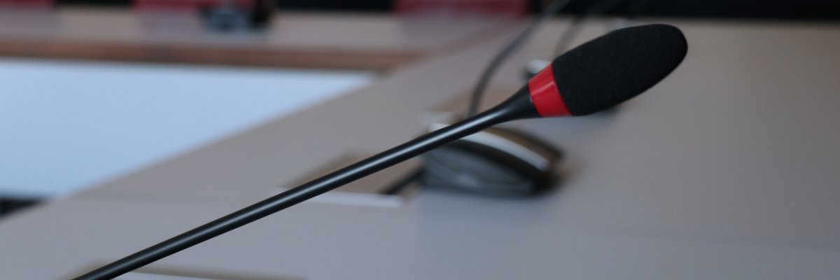 Mikrofon in einem Sitzungsraum.