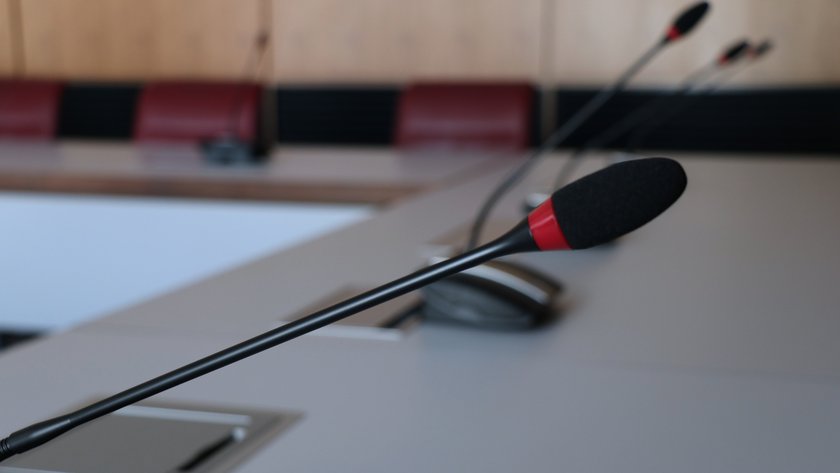 Mikrofon in einem Sitzungsraum.
