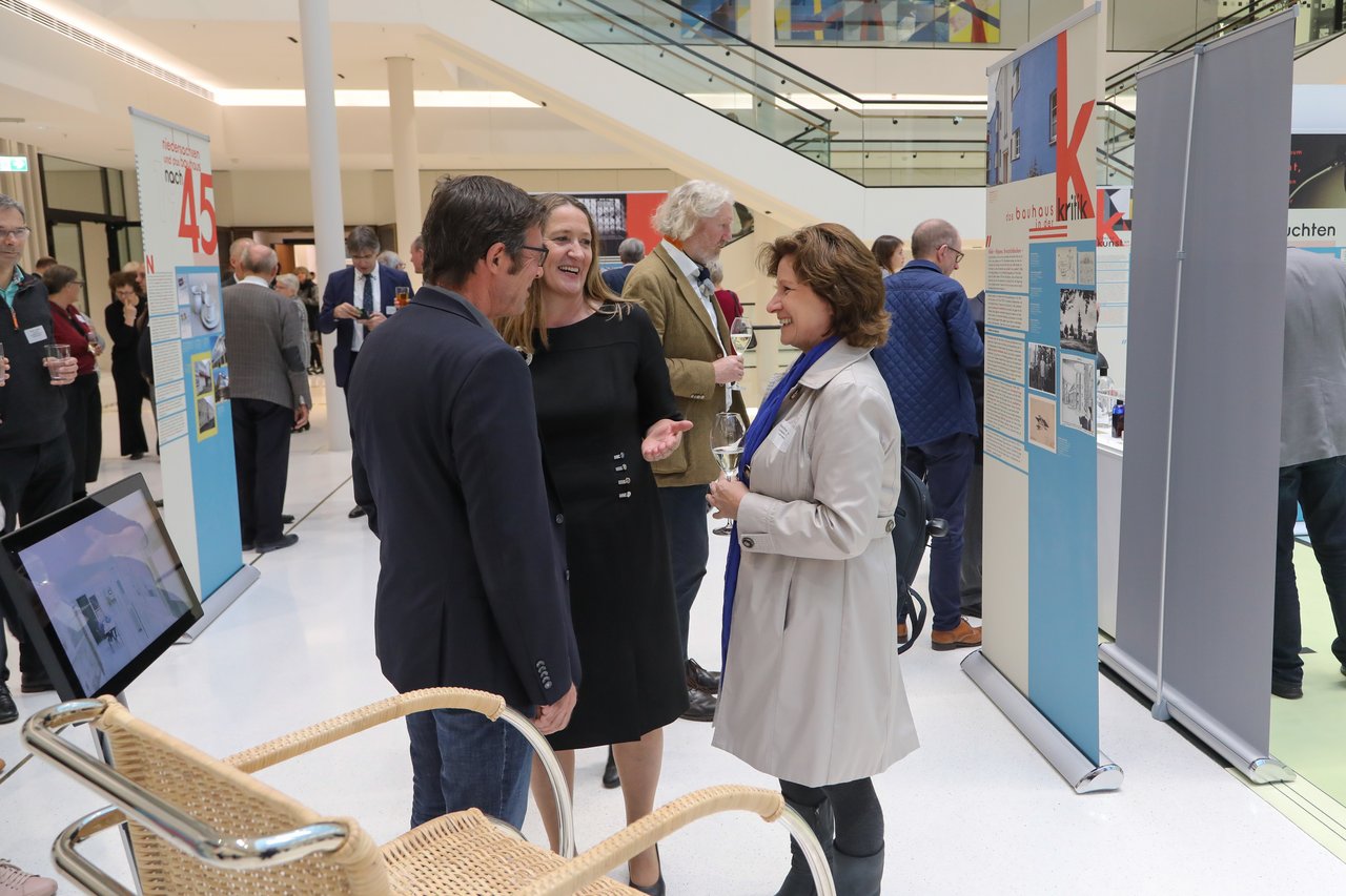 Landtagspräsidentin Dr. Gabriele Andretta (Mitte) im Gespräch mit Gästen der Ausstellungseröffnung