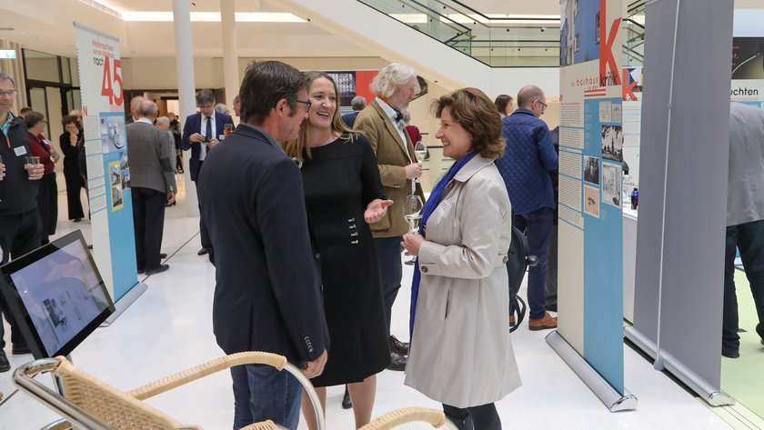 Landtagspräsidentin Dr. Gabriele Andretta (Mitte) im Gespräch mit Gästen der Ausstellungseröffnung