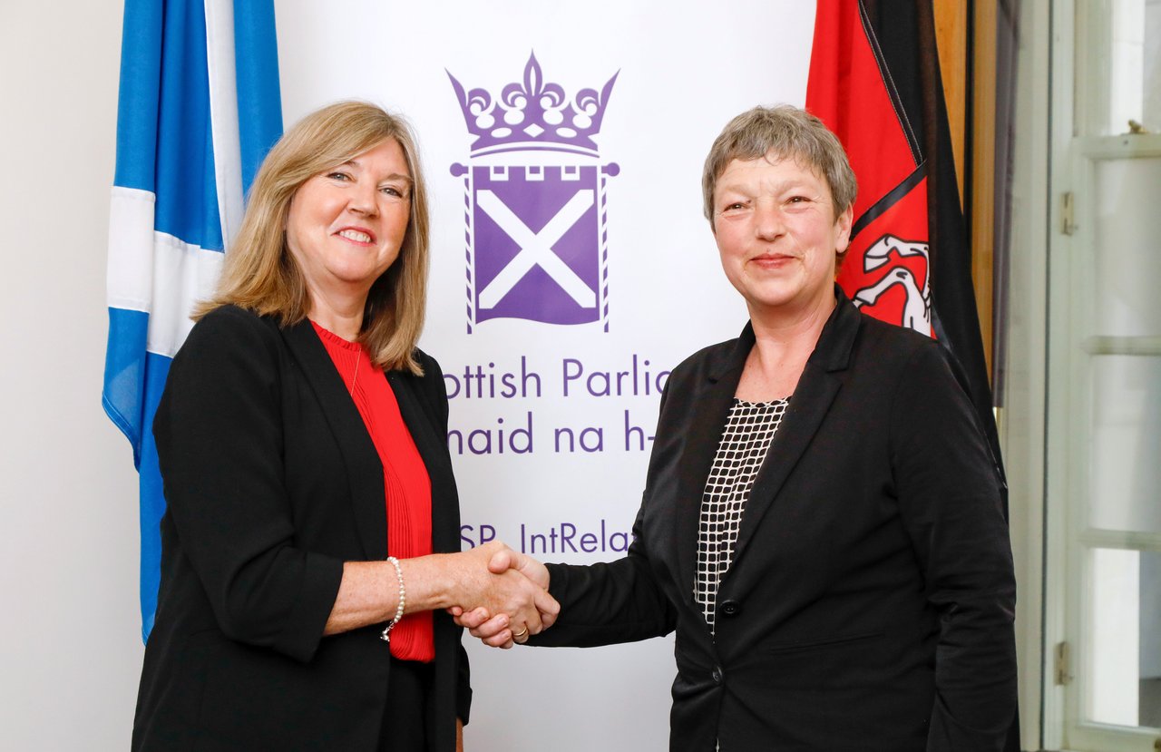 Presiding Officer Alison Johnstone und Landtagspräsidentin Hanna Naber reichen einander die Hand.