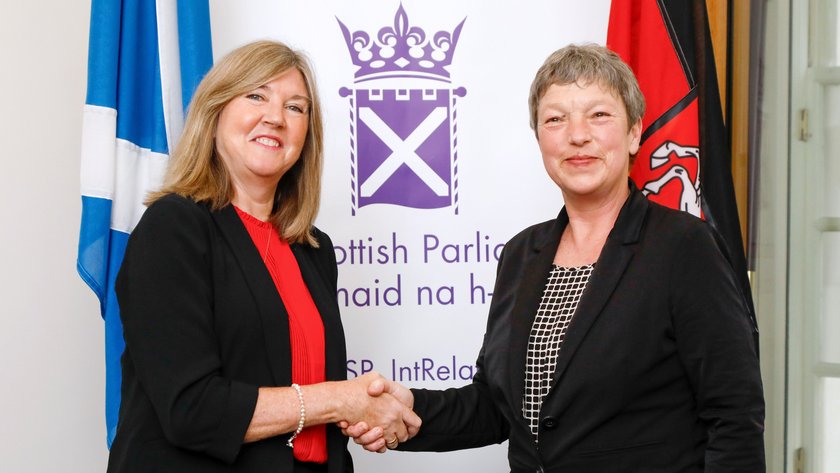 Presiding Officer Alison Johnstone und Landtagspräsidentin Hanna Naber reichen einander die Hand.