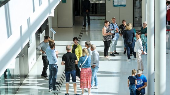 Mehrere kleine Menschentrauben in der Portikushalle.