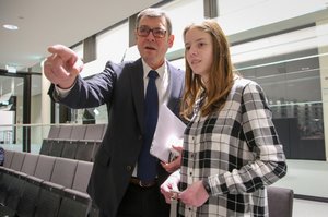 Bild: © Focke Strangmann Abgeordneter und Schülerin