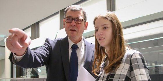 Abgeordneter und Schülerin