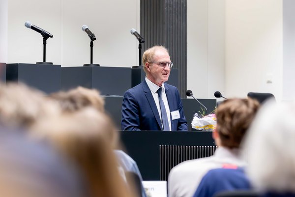 Der Landesbeauftragte Martin Vollrath am Redepult im Forum des Niedersächsischen Landtages, im Vordergrund sind einige Hinterköpfe zu sehen.