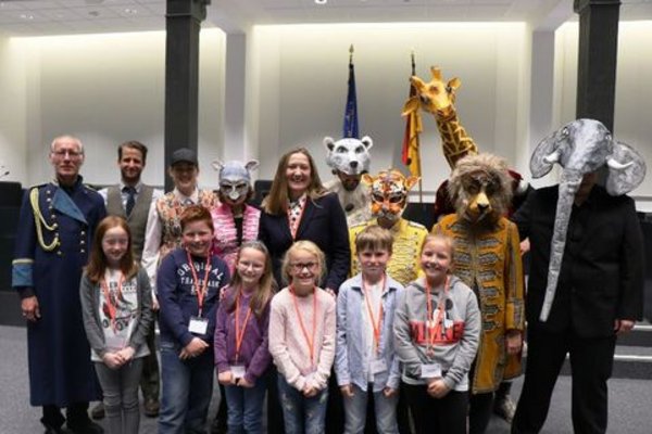 Salto Wortale: Musikalische Lesung basierend auf Erich Kästners Meisterwerk „Konferenz der Tiere“ am 9. Mai 2019 im Forum des Landtages hier Gruppenfoto mit der Landtagspräsidentin