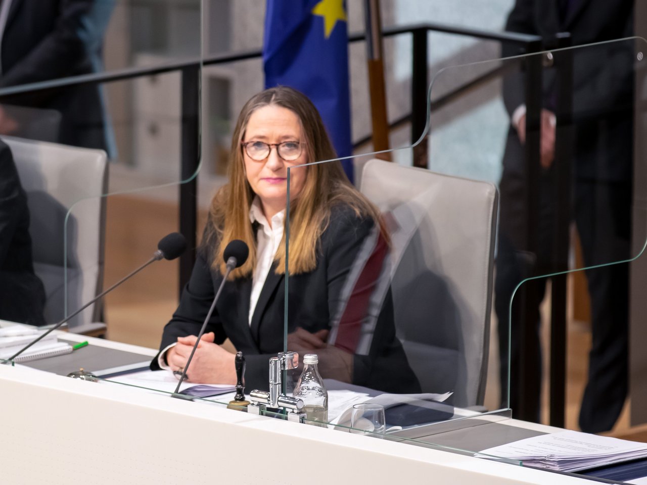 Landtagspräsidentin Dr. Andretta hört auf ihrem Platz am Präsidiumstisch der Rede zu.