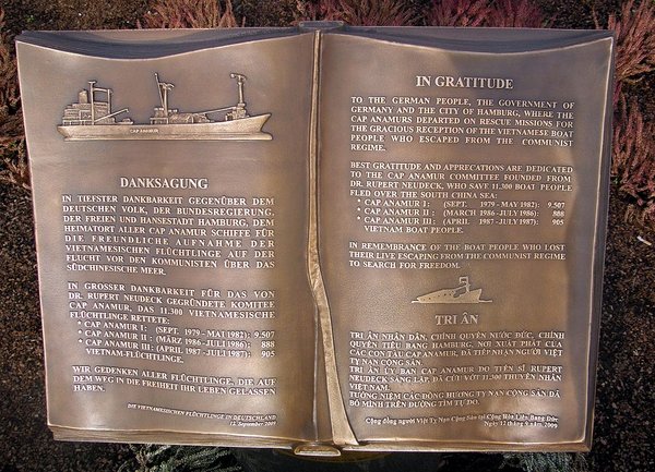 Bild: © Emma7stern, CC BY-SA 3.0, via Wikimedia Commons Gedenkstein in Hamburg mit Danksagung der vietnamesischen Flüchtlinge