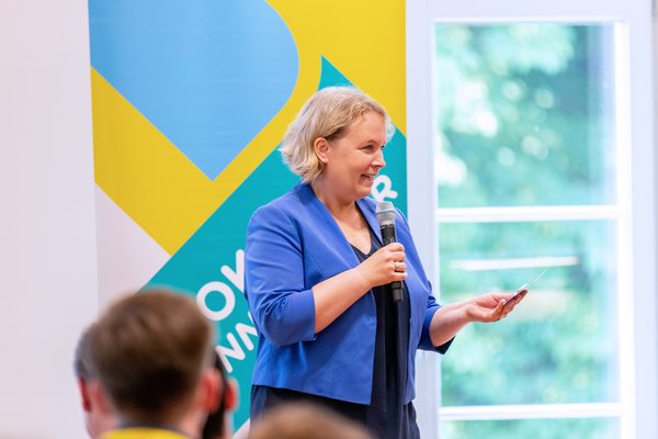 Klick auf das Bild öffnet eine vergrößerte Ansicht in einem Overlay. Zum Schließen des Overlays die ESC-Taste drücken. Ulrika Engler, Direktorin der niedersächsischen Landeszentrale für politische Bildung, während ihrer Begrüßung.'}