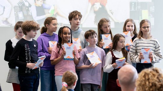 Gruppenfoto der zehn Teilnehmenden des niedersächsischen Landesentscheids des Vorlesewettbewerbs 2026.