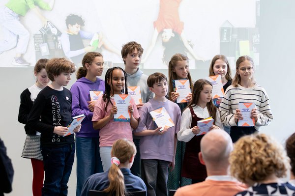 Gruppenfoto der zehn Teilnehmenden des niedersächsischen Landesentscheids des Vorlesewettbewerbs 2026.
