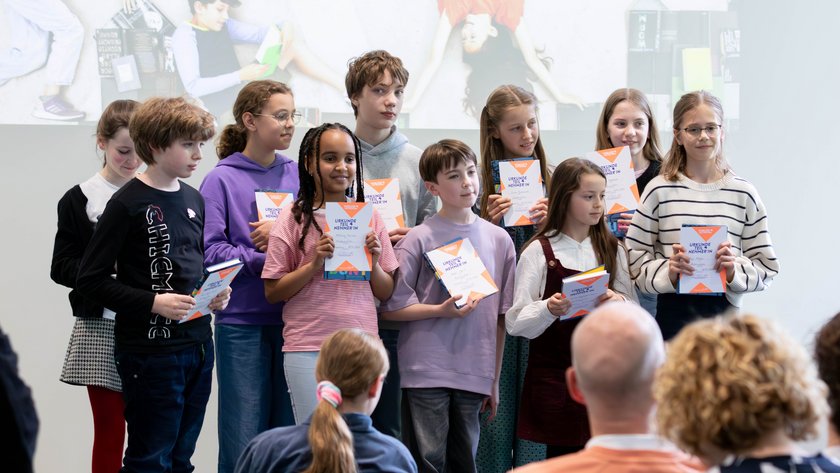 Gruppenfoto der zehn Teilnehmenden des niedersächsischen Landesentscheids des Vorlesewettbewerbs 2026.