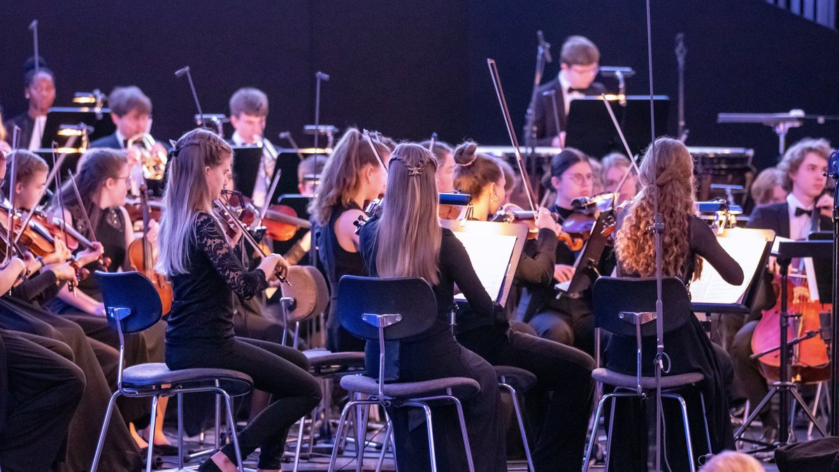 Das Jugendsinfonieorchester Niedersachsen spielt beim Festakt im Kuppelsaal.