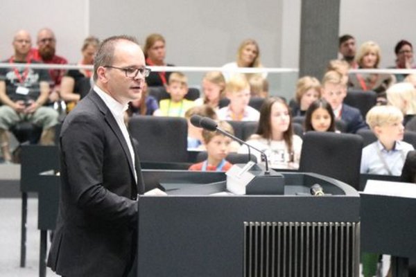 Erste landesweite Kinderkonferenz im Landtag am 5. Juni 2019: Kultusminister Grant Hendrik Tonne spricht zu den Kindern