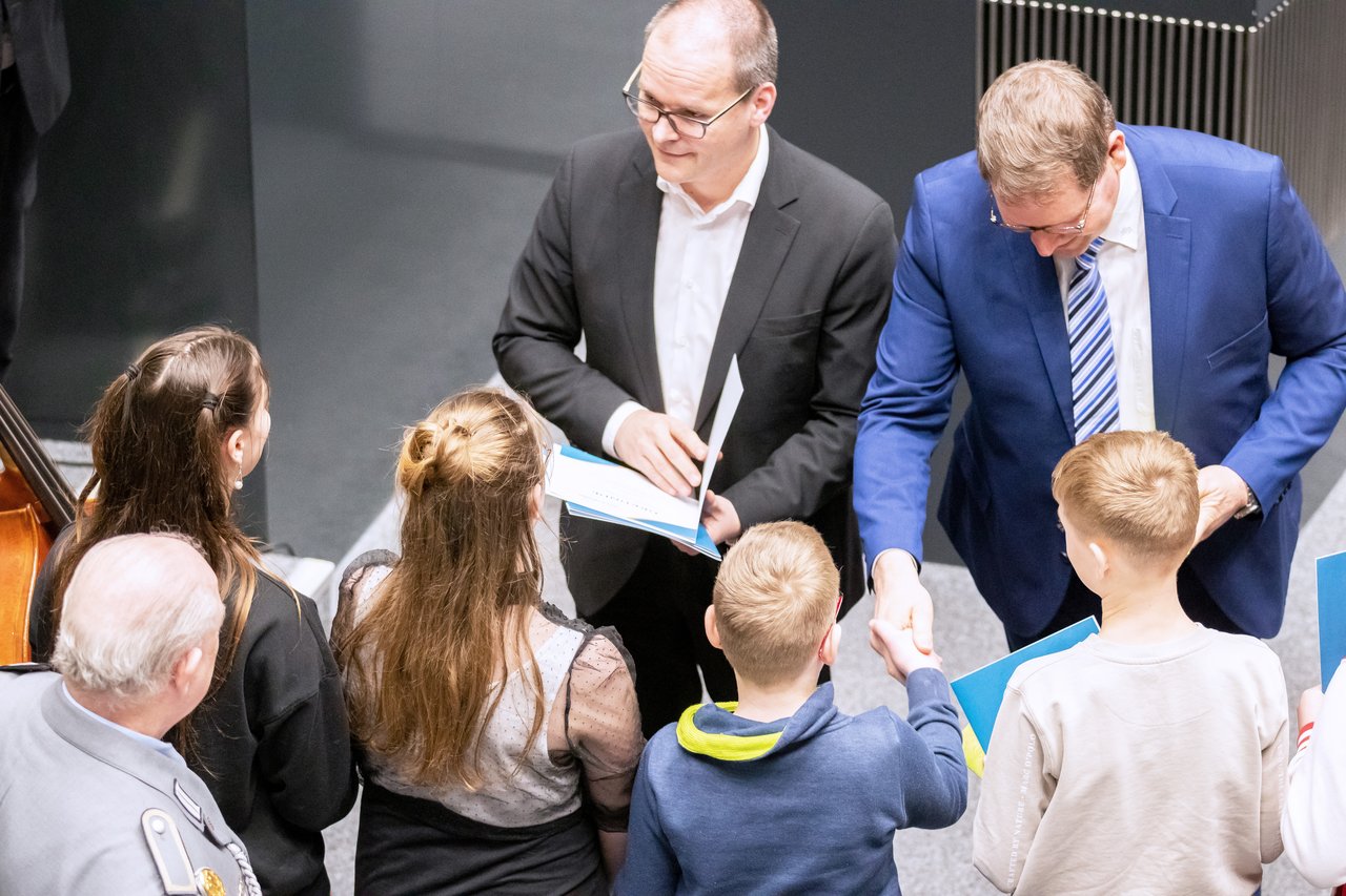 Bild: © Niedersächsischer Landtag Jugendliche bekommen Ehrenurkunde