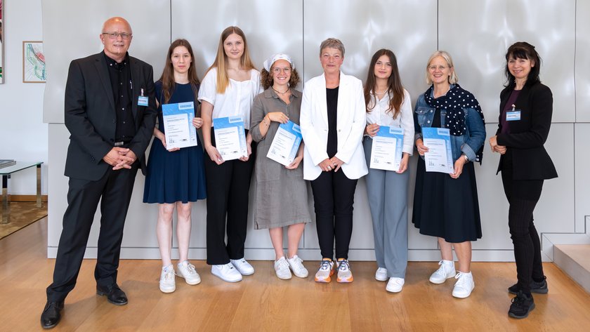 Gruppenfoto: Schülerinnen erhalten für ihr journalistisches Können den n-21-Tabletpreis.