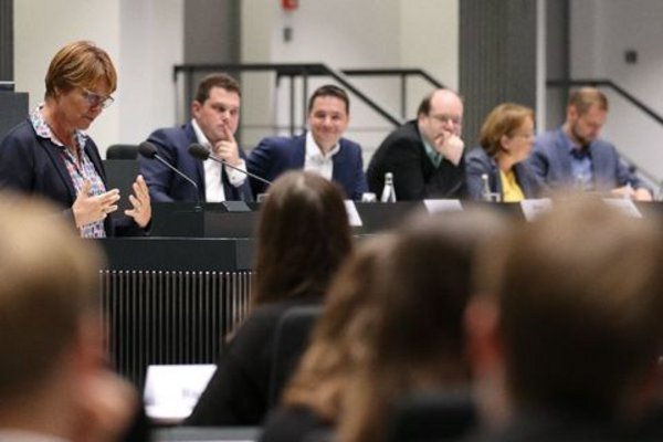 Generationengerechtigkeit im Fokus: Jugend debattiert Spezial im Landtag