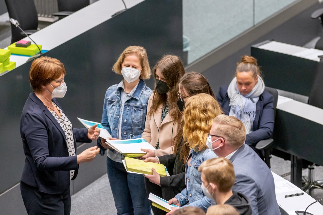 Bild: © Niedersächsischer Landtag Vizepräsidentin Janssen-Kucz mit Jugendlichen